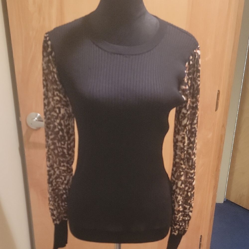 DKNY leopard sleeve ribbed black top sz med